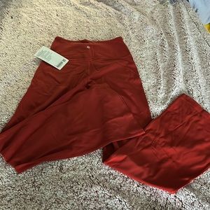 Groove Super-High-Rise Flared Pant Lululemon
Regular - Cayenne color